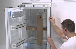Установка встраиваемого холодильника в Екатеринбурге